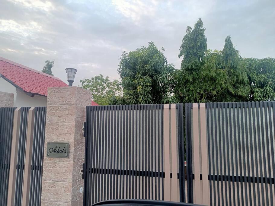 古尔冈Achal Farm जंगल में मंगल别墅 外观 照片